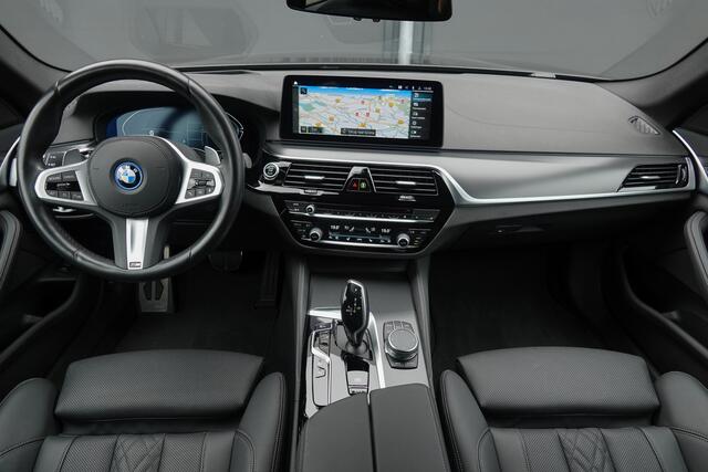 BMW 5-SERIE Touring 530e 292Pk Aut | Plug in Hybride | M-Sport | Panoramadak | Shadowline | Head-Up Display | Achteruitrijcamera | 19''