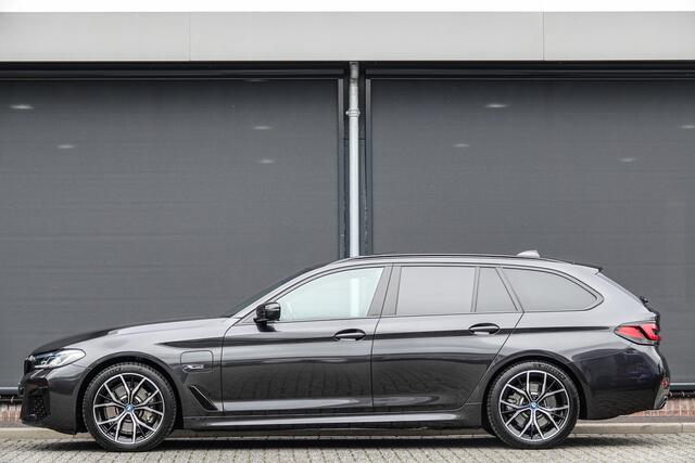 BMW 5-SERIE Touring 530e 292Pk Aut | Plug in Hybride | M-Sport | Panoramadak | Shadowline | Head-Up Display | Achteruitrijcamera | 19''