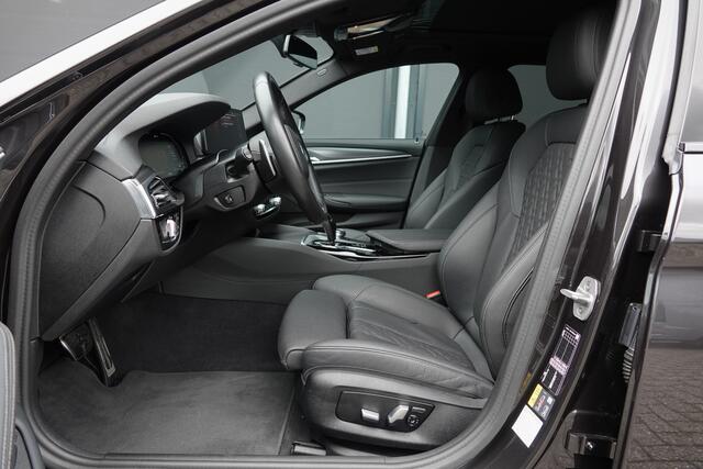 BMW 5-SERIE Touring 530e 292Pk Aut | Plug in Hybride | M-Sport | Panoramadak | Shadowline | Head-Up Display | Achteruitrijcamera | 19''