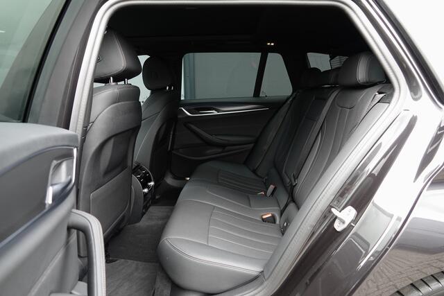BMW 5-SERIE Touring 530e 292Pk Aut | Plug in Hybride | M-Sport | Panoramadak | Shadowline | Head-Up Display | Achteruitrijcamera | 19''