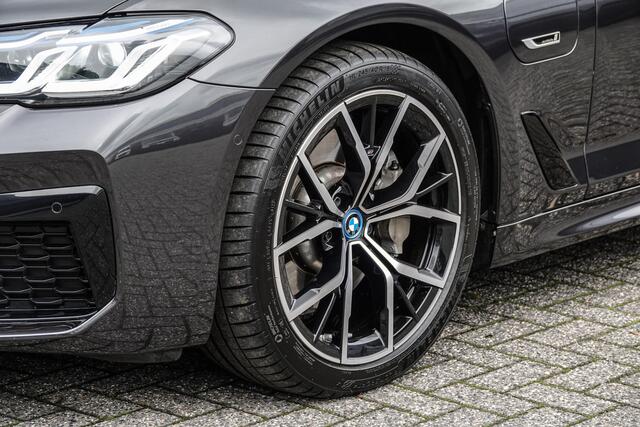 BMW 5-SERIE Touring 530e 292Pk Aut | Plug in Hybride | M-Sport | Panoramadak | Shadowline | Head-Up Display | Achteruitrijcamera | 19''