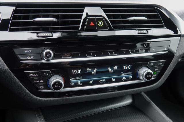 BMW 5-SERIE Touring 530e 292Pk Aut | Plug in Hybride | M-Sport | Panoramadak | Shadowline | Head-Up Display | Achteruitrijcamera | 19''