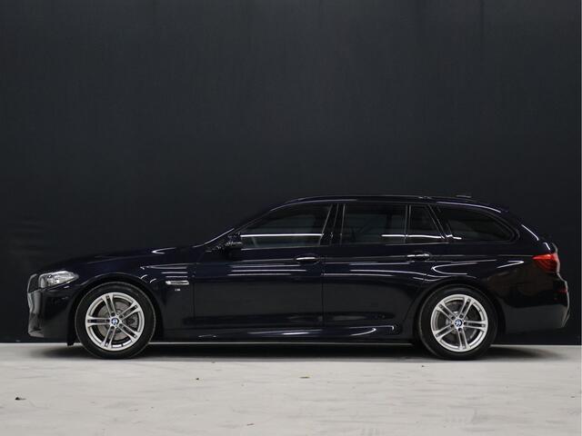 BMW 5-SERIE Touring 520i M Sport [CAMERA, TREKHAAK, AUTOMATISCHE ACHTERKLEP, AUTOMATISCHE STOELEN, CRUISE CONTROL, FLIPPERS, BLUETOOTH TELEFOON, AIRCO, NAVI, NIEUWSTAAT]