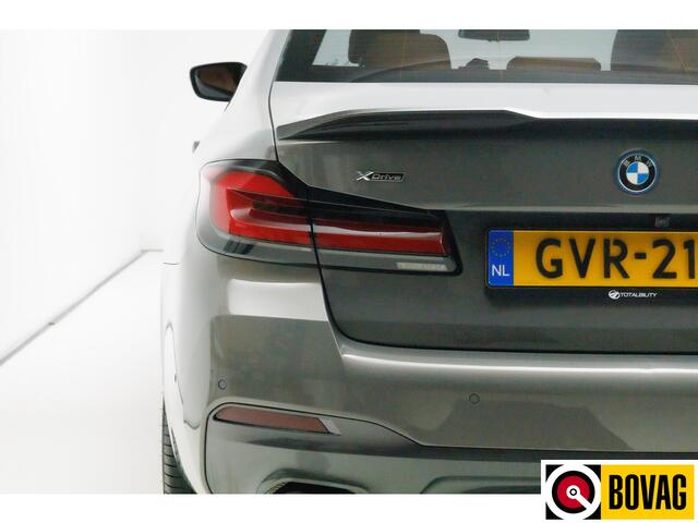 BMW 5-SERIE 545e xDrive M-Sport M-performance parts 394 PK Shadowline, Stoel + Stuurverw. 20" LMV, Ambiance verlichting, Driver assist