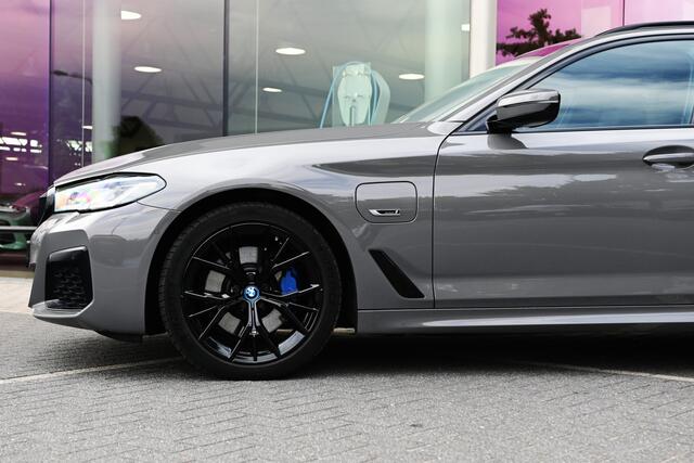 BMW 5-SERIE Touring 530e xDrive High Executive M Sport Automaat / Panoramadak / Trekhaak / Laserlight / Achteruitrijcamera / Head-Up / Stuurverwarming / Gesture Control