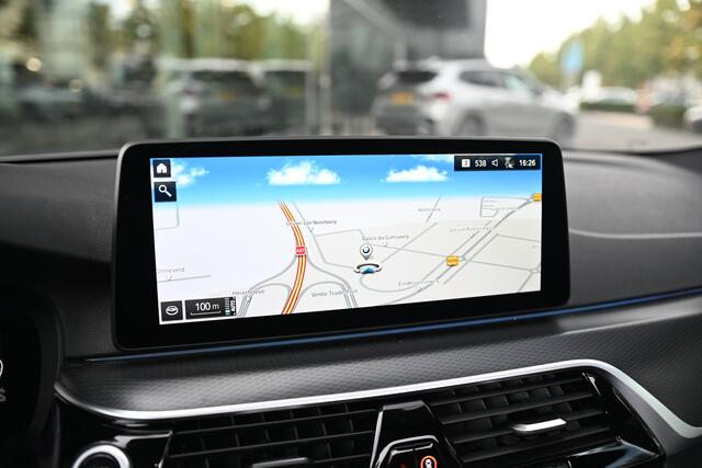BMW 5-SERIE Touring 530e xDrive High Executive M Sport Automaat / Panoramadak / Trekhaak / Laserlight / Achteruitrijcamera / Head-Up / Stuurverwarming / Gesture Control
