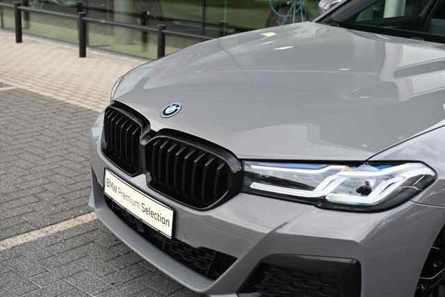 BMW 5-SERIE Touring 530e xDrive High Executive M Sport Automaat / Panoramadak / Trekhaak / Laserlight / Achteruitrijcamera / Head-Up / Stuurverwarming / Gesture Control