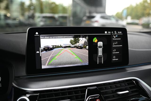 BMW 5-SERIE Touring 530e xDrive High Executive M Sport Automaat / Panoramadak / Trekhaak / Laserlight / Achteruitrijcamera / Head-Up / Stuurverwarming / Gesture Control