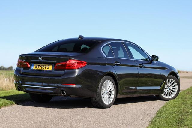 BMW 5-SERIE 520i Aut8 Exe ? Leder ? H&K ? Sfeer