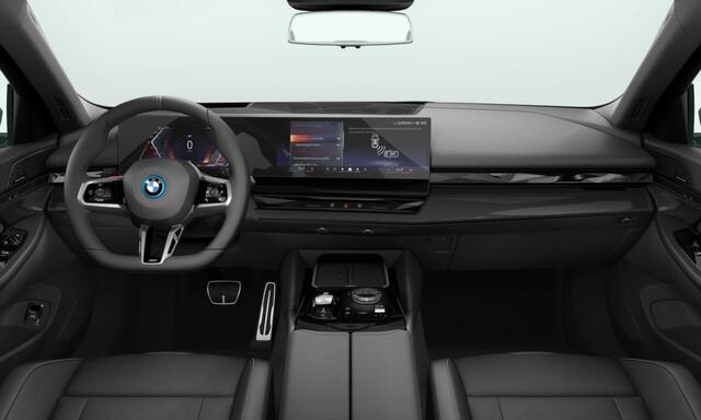 BMW 5-SERIE 550e xDrive | 21 Inch | M-Sportpakket Pro | Innovation Pack | Comfort Pack | Travel Pack | Panoramadak | Trekhaak
