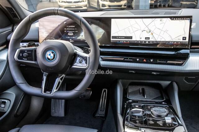BMW 5-SERIE Touring 530e xDrive M-SPORT ** LED, NAVI+, LEDER, 19-inch LMV, ALARM, M-ONDERSTEL ** 1e EIG - UNFALLFREI ** ** INFORMEER OOK NAAR ONZE AANTREKKELIJKE FINANCIAL-LEASE TARIEVEN **