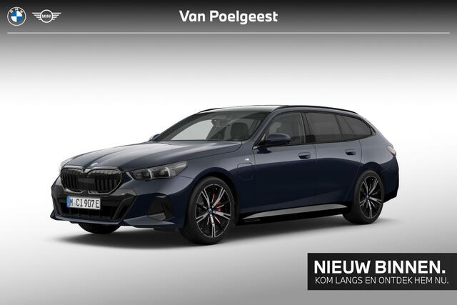 BMW 5-SERIE Touring 550e xDrive M-Sport / Driving Assistant Professional / Head-Up / Stoelventilatie / Harman Kardon / Iconic Glow / Parking Assistant Professional / Glazen panoramadak / Stuurwielverwarming / Trekhaak Zwenkbaar