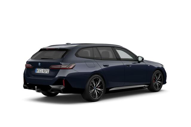 BMW 5-SERIE Touring 550e xDrive M-Sport / Driving Assistant Professional / Head-Up / Stoelventilatie / Harman Kardon / Iconic Glow / Parking Assistant Professional / Glazen panoramadak / Stuurwielverwarming / Trekhaak Zwenkbaar