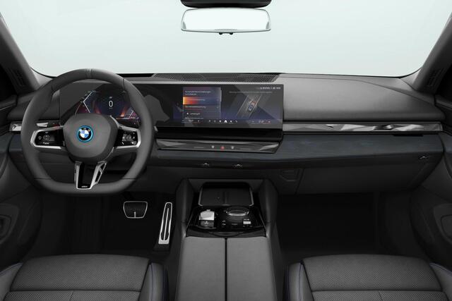 BMW 5-SERIE Touring 550e xDrive M-Sport / Driving Assistant Professional / Head-Up / Stoelventilatie / Harman Kardon / Iconic Glow / Parking Assistant Professional / Glazen panoramadak / Stuurwielverwarming / Trekhaak Zwenkbaar