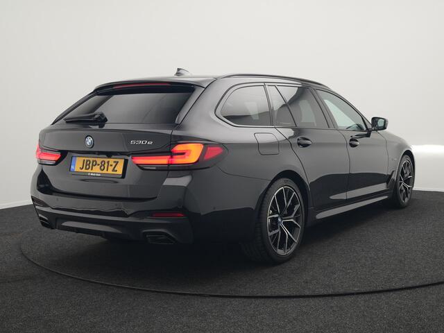BMW 5-SERIE Touring 530e M Sport Plug In Hybrid 293pk Dealer O.H PHEV | Sfeerverlichting | Lederen Sportstoelen Verwarmd | Apple Carplay | Cruise Control | Camera | Blis | Navigatie | DAB |