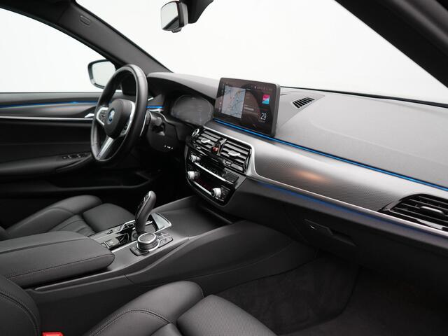 BMW 5-SERIE Touring 530e M Sport Plug In Hybrid 293pk Dealer O.H PHEV | Sfeerverlichting | Lederen Sportstoelen Verwarmd | Apple Carplay | Cruise Control | Camera | Blis | Navigatie | DAB |