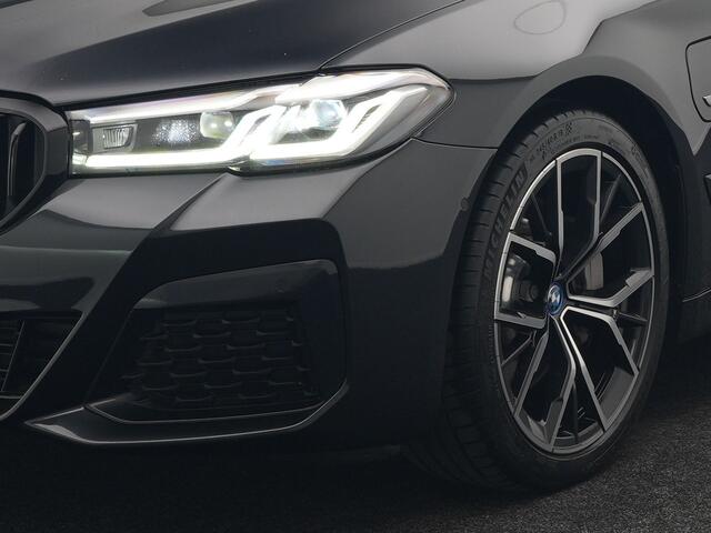 BMW 5-SERIE Touring 530e M Sport Plug In Hybrid 293pk Dealer O.H PHEV | Sfeerverlichting | Lederen Sportstoelen Verwarmd | Apple Carplay | Cruise Control | Camera | Blis | Navigatie | DAB |