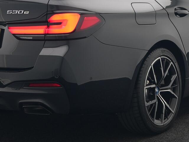 BMW 5-SERIE Touring 530e M Sport Plug In Hybrid 293pk Dealer O.H PHEV | Sfeerverlichting | Lederen Sportstoelen Verwarmd | Apple Carplay | Cruise Control | Camera | Blis | Navigatie | DAB |