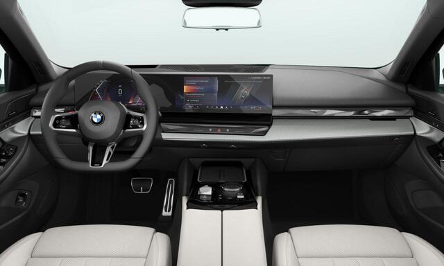 BMW 5-SERIE Touring 520i M Sportpakket Pro | Innovation Pack | Travel Pack | High Executive | Iconic Glow | Harman Kardon | Panoramadak | Trekhaak