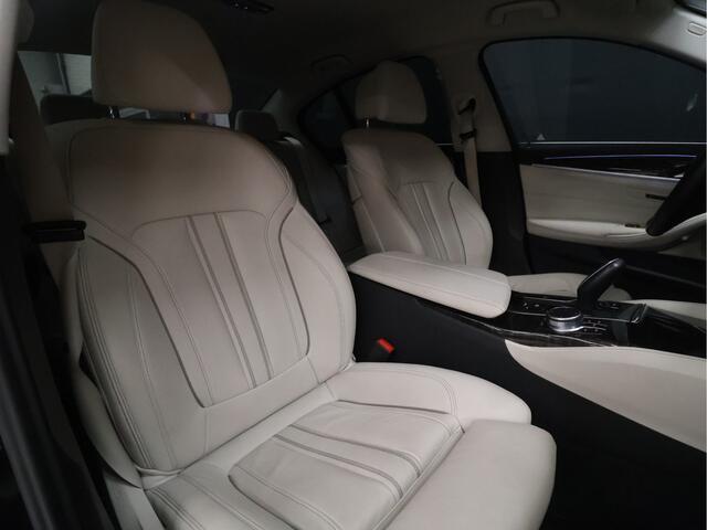 BMW 5-SERIE 530i xDrive High Executive [CAMERA, ADAPTIVE CRUISE CONTROL, APPLE CARPLAY, ANDROID AUTO, MEMORY SEATS, TREKHAAK, STUURVERWARMING, NIEUWSTAAT]