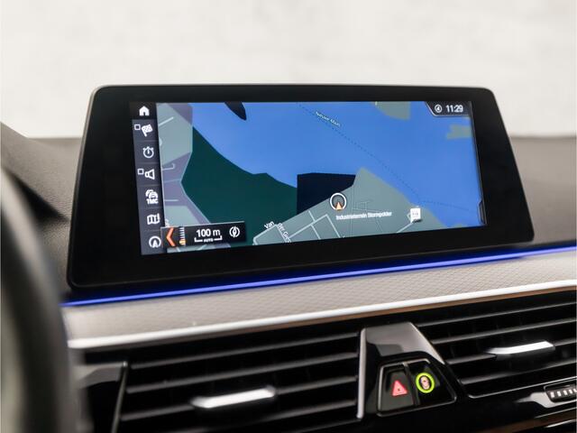 BMW 5-SERIE 520i M Sport High Executive 184Pk Automaat (SCHUIFDAK, M PAKKET, HEAD-UP DISPLAY, APPLE CARPLAY, GROOT NAVI, STUUR/STOELVERWARMING, MEMORY SEATS, ADAPTIVE CRUISE, SFEERVERLICHTING, CAMERA, DISPLAY KEY, NIEUWSTAAT)