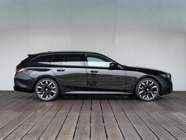 BMW 5-SERIE Touring 530e | M Sportpakket Pro | Innovation Pack | Bowers & Wilkins | Verwarmd Stuurwiel | Comfort Access | Stoelventilatie | Panoramadak | Trekhaak