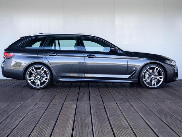 BMW 5-SERIE Touring 530i xDrive | M Sportpakket | Verwarmd Stuurwiel | Achteruitrijcamera | Panoramadak | Stoelverwarming | Head-Up Display | PDC