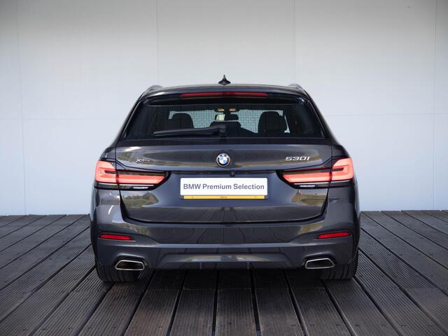 BMW 5-SERIE Touring 530i xDrive | M Sportpakket | Verwarmd Stuurwiel | Achteruitrijcamera | Panoramadak | Stoelverwarming | Head-Up Display | PDC