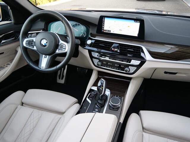BMW 5-SERIE Touring 520i 184pk High Executive Edition Automaat M-Sport / Leder / Schuifdak / Camera