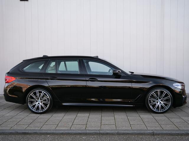BMW 5-SERIE Touring 520i 184pk High Executive Edition Automaat M-Sport / Leder / Schuifdak / Camera