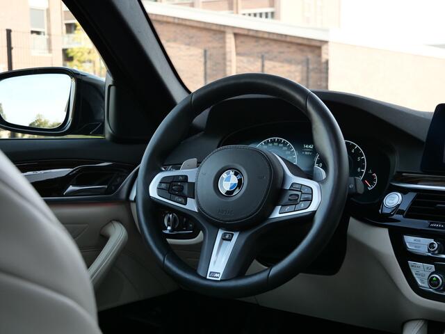 BMW 5-SERIE Touring 520i 184pk High Executive Edition Automaat M-Sport / Leder / Schuifdak / Camera