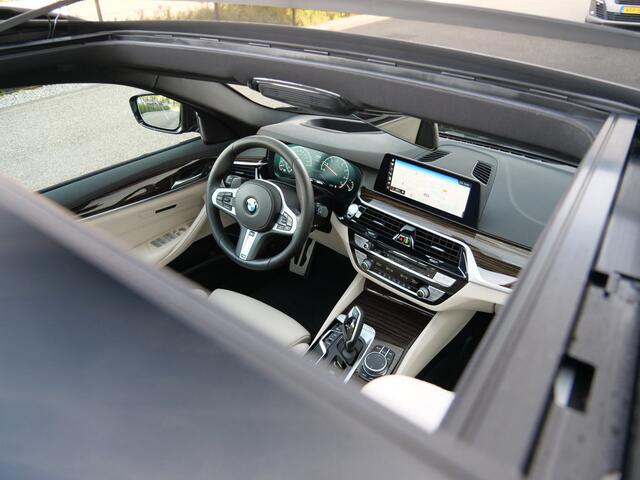 BMW 5-SERIE Touring 520i 184pk High Executive Edition Automaat M-Sport / Leder / Schuifdak / Camera