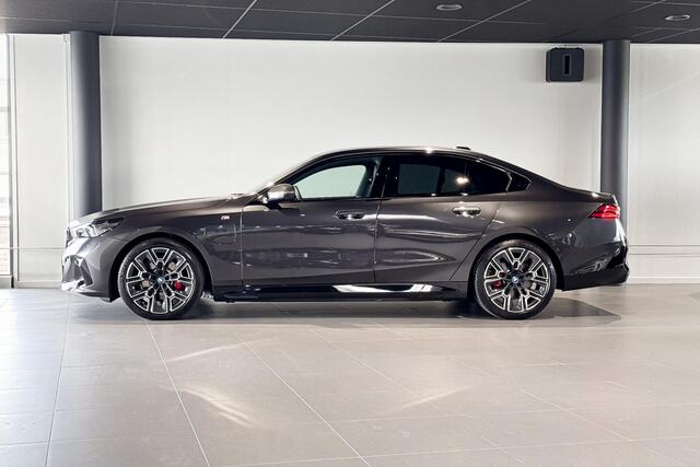 BMW 5-SERIE Sedan 530e xDrive | M Sport Pro | Glazen Panoramadak | Comfort Access | Stoelverwarming |