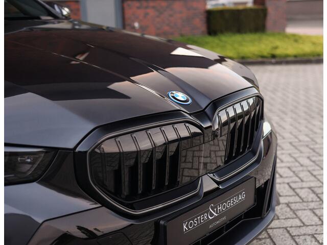 BMW 5-SERIE Touring 550e xDrive | M Sport Pro - Pano - Trekhaak - HUD
