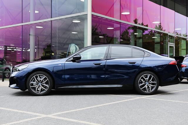 BMW 5-SERIE 550e xDrive M Sport Automaat / Panoramadak / Stoelverwarming / Adaptieve LED / Driving Assistant / 19" LMV