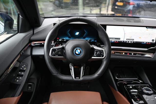 BMW 5-SERIE 550e xDrive M Sport Automaat / Panoramadak / Stoelverwarming / Adaptieve LED / Driving Assistant / 19" LMV