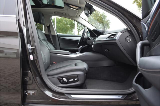 BMW 5-SERIE Touring 520d High Executive Panormadak Comfort-Massagezetels Head-Up Display Trekhaak