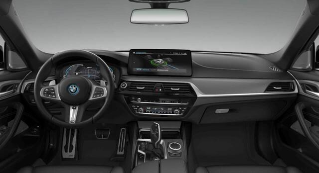 BMW 5-SERIE Touring 530e xDrive M-Sport | Panoramadak | Stoelventilatie | Harman Kardon