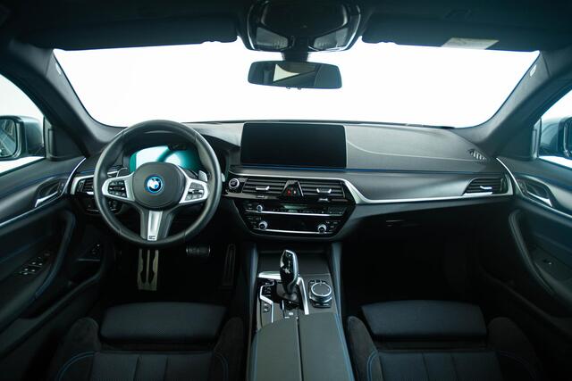 BMW 5-SERIE Touring 530e High Executive M Sport - Panoramdak - Comfort Access - Getinte Ruiten - Driving Assistant Professional - Head up - Elektrisch verwarmde voorstoelen - High Beam Assistant - BMW Laserlight -