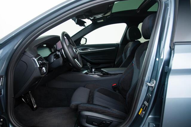 BMW 5-SERIE Touring 530e High Executive M Sport - Panoramdak - Comfort Access - Getinte Ruiten - Driving Assistant Professional - Head up - Elektrisch verwarmde voorstoelen - High Beam Assistant - BMW Laserlight -