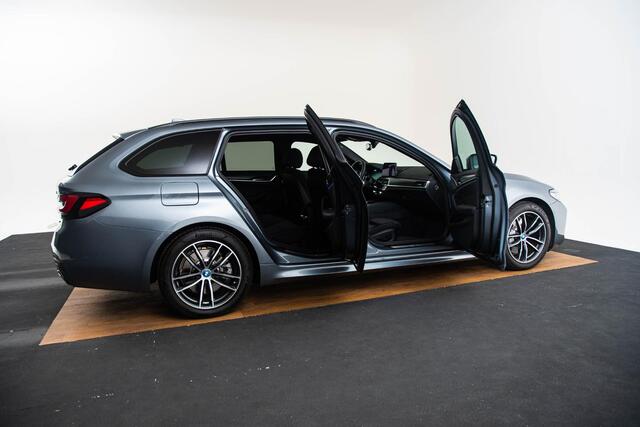 BMW 5-SERIE Touring 530e High Executive M Sport - Panoramdak - Comfort Access - Getinte Ruiten - Driving Assistant Professional - Head up - Elektrisch verwarmde voorstoelen - High Beam Assistant - BMW Laserlight -