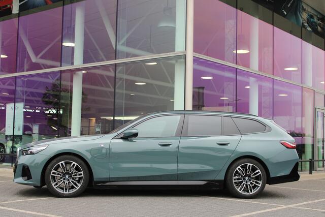 BMW 5-SERIE Touring 530e M Sport Automaat / Panoramadak / Trekhaak / Achteruitrijcamera / Adaptieve LED / M Sportonderstel / Parking Assistant / Stoelverwarming