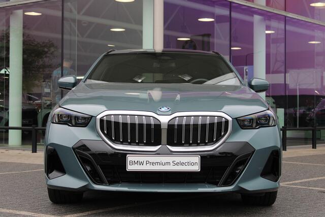 BMW 5-SERIE Touring 530e M Sport Automaat / Panoramadak / Trekhaak / Achteruitrijcamera / Adaptieve LED / M Sportonderstel / Parking Assistant / Stoelverwarming
