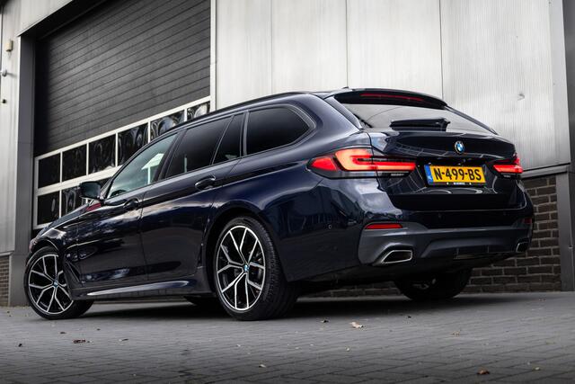 BMW 5-SERIE Touring 520d 191 pk High Executive M-Sportpakket / Facelift/ Sport-Stoelen/ Stoel.Verw/ Adap.Cruise/ Stuur.Verw/ Apple-Carplay/ Camera/ 19 '' LMV