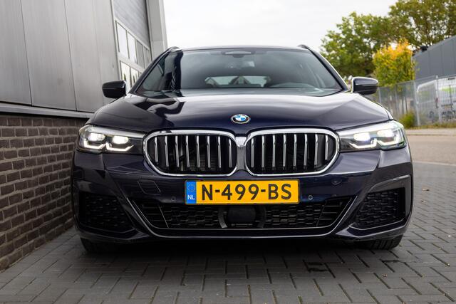 BMW 5-SERIE Touring 520d 191 pk High Executive M-Sportpakket / Facelift/ Sport-Stoelen/ Stoel.Verw/ Adap.Cruise/ Stuur.Verw/ Apple-Carplay/ Camera/ 19 '' LMV