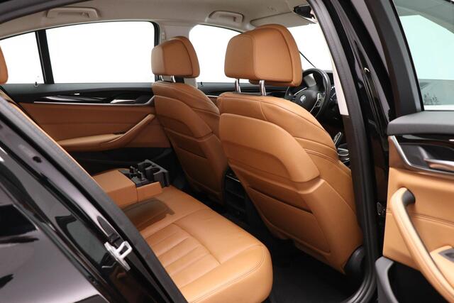 BMW 5-SERIE 520i Corporate Lease High Executive | SPORT LINE PACK | STOELVERWARMING | TREKHAAK | 18"