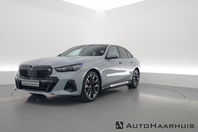 BMW 5-SERIE 530e xDrive M Sport | Pano | HUD | B&W | Stoelventilatie | 360cam | Elek. Trekhaak | Carbon int. | 21''