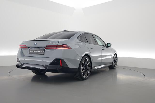 BMW 5-SERIE 530e xDrive M Sport | Pano | HUD | B&W | Stoelventilatie | 360cam | Elek. Trekhaak | Carbon int. | 21''
