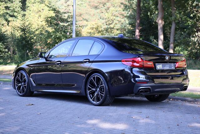 BMW 5-SERIE M550i xDrive Executive M-Sport | Merina leder | 20" | Driving Assistent Plus | Comfort stoel met geheugen | Real-Time Traffic information, Zonnerolgordijnen achter, Stoelverwarming voor en achter, etc.
