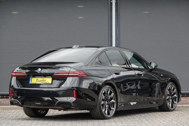 BMW 5-SERIE 550e 490Pk Aut. | Plug in Hybride | X-Drive | Shadowline | M-Sport | Head Up Display | Bowers en Wilkins Sound | Panoramadak | 21''